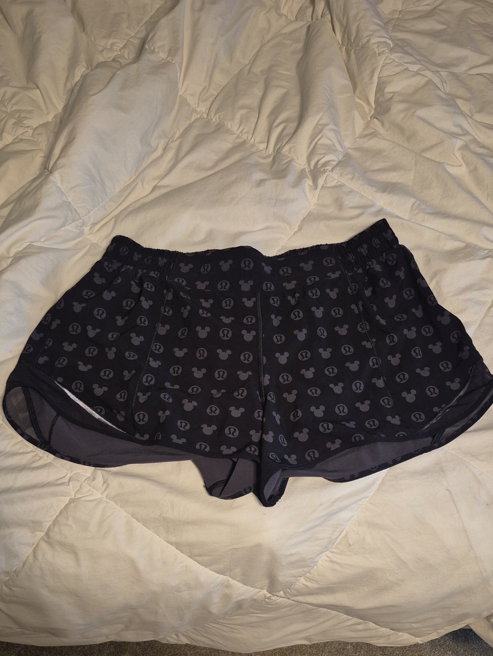 Lululemon Disney Hotty Hot HR 4 Inches